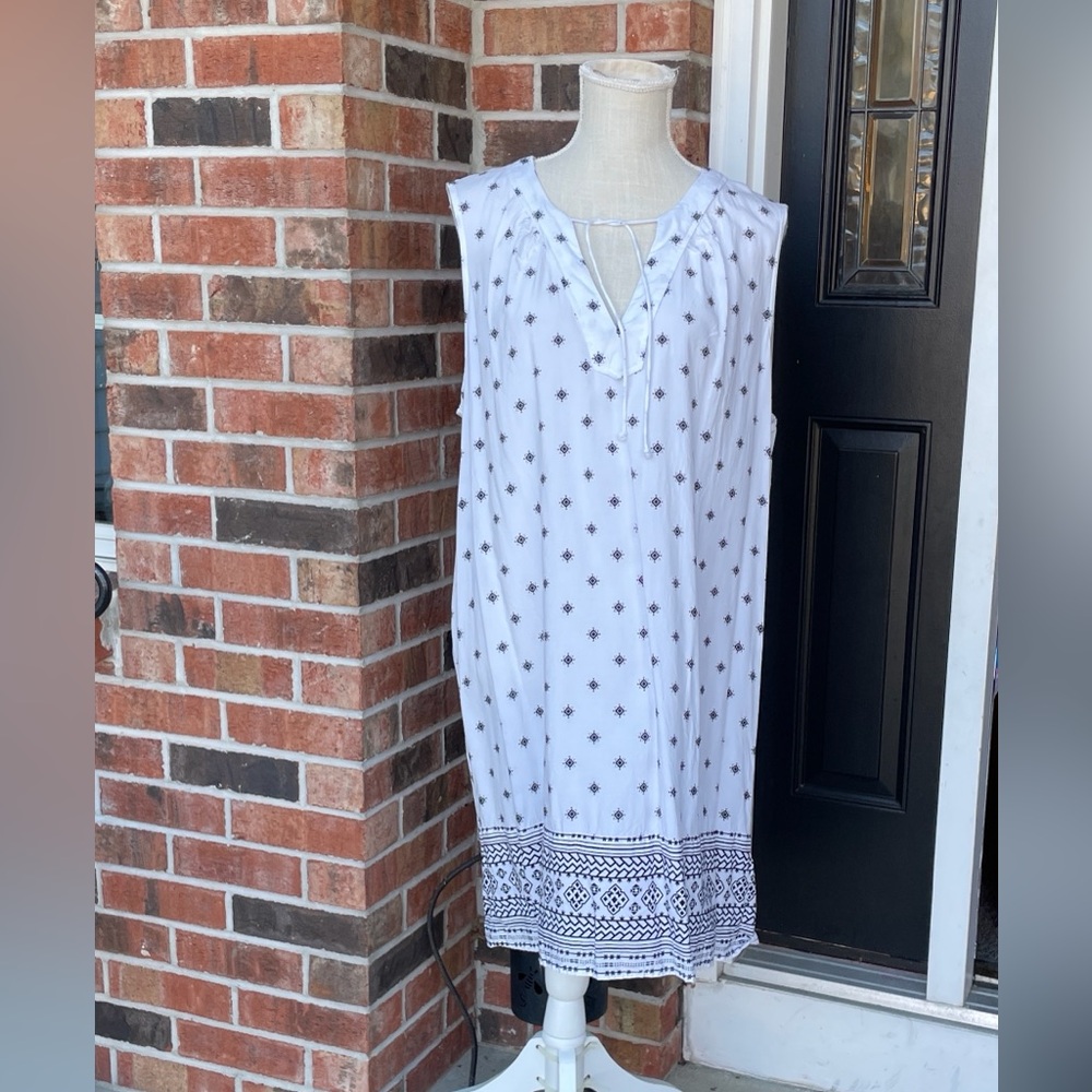Old Navy V-Neck Black and White Sleeveless Panel Dress‎